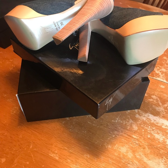 Giuseppe Denim Sandals Never Worn $175 Size 39 - Picture 2 of 3
